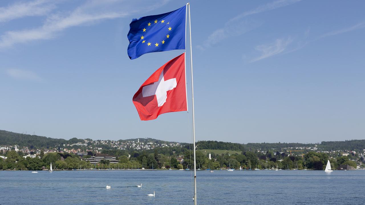 Un drapeau suisse et un drapeau européen à Zurich. [Keystone - Gaetan Bally]