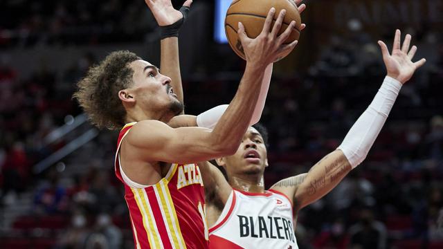 Trae Young attaque le cercle devant Anfernee Simons. [AP - Craig Mitchelldeyer]