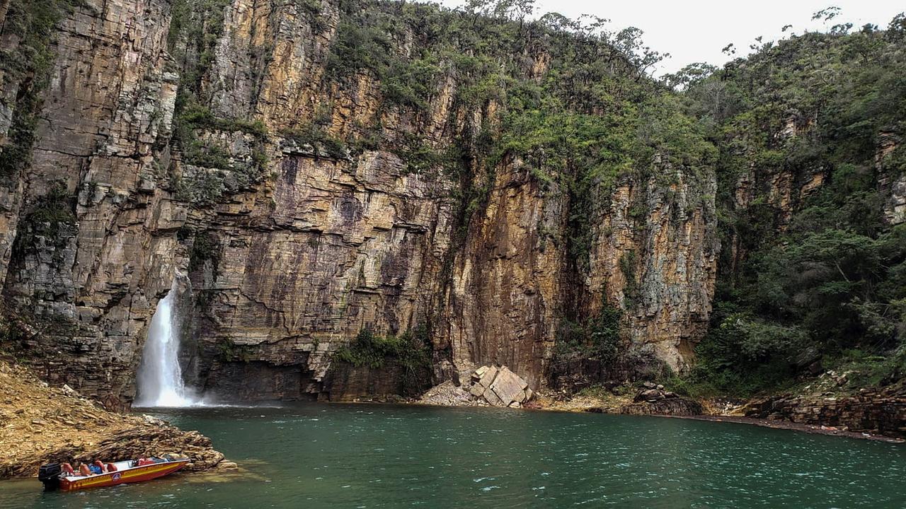 La chute d'un pan de falaise sur des bateaux navigant dans un lac très touristique de l'Etat du Minas Gerais, dans le sud-est du Brésil, a fait au moins sept morts et trois disparus samedi, a-t-on appris auprès des pompiers. [KEYSTONE - MINAS GERAIS STATE FIRE DEPARTMENT]