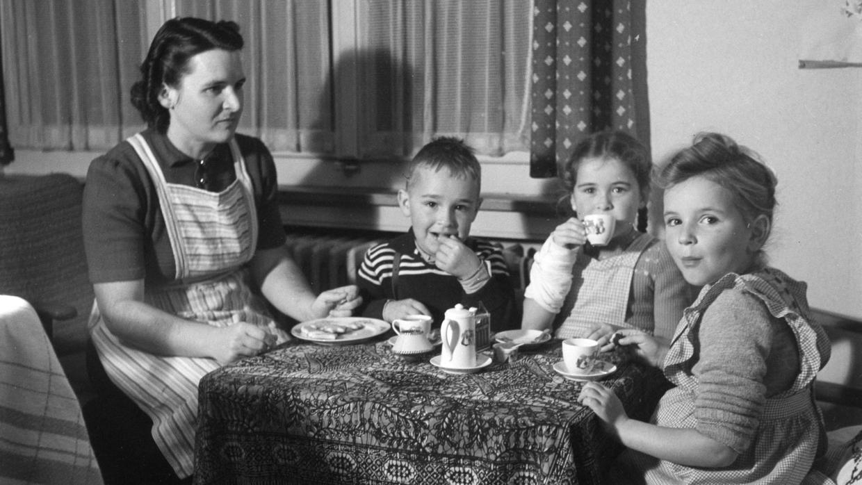 Une famille suisse en 1950. [Keystone - Photopress-Archiv/IS]