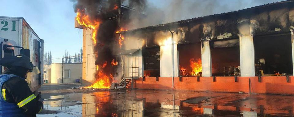 Un bâtiment en feu le 21 mars 2022 à Sievierodonetsk. [Keystone]