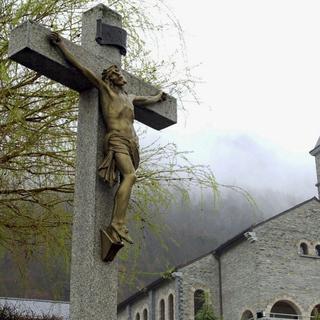 L'église d'Econe photographiée a Écône en Valais ce mercredi 21 mars 2001. [KEYSTONE - Andrée-Noëlle Pot]
