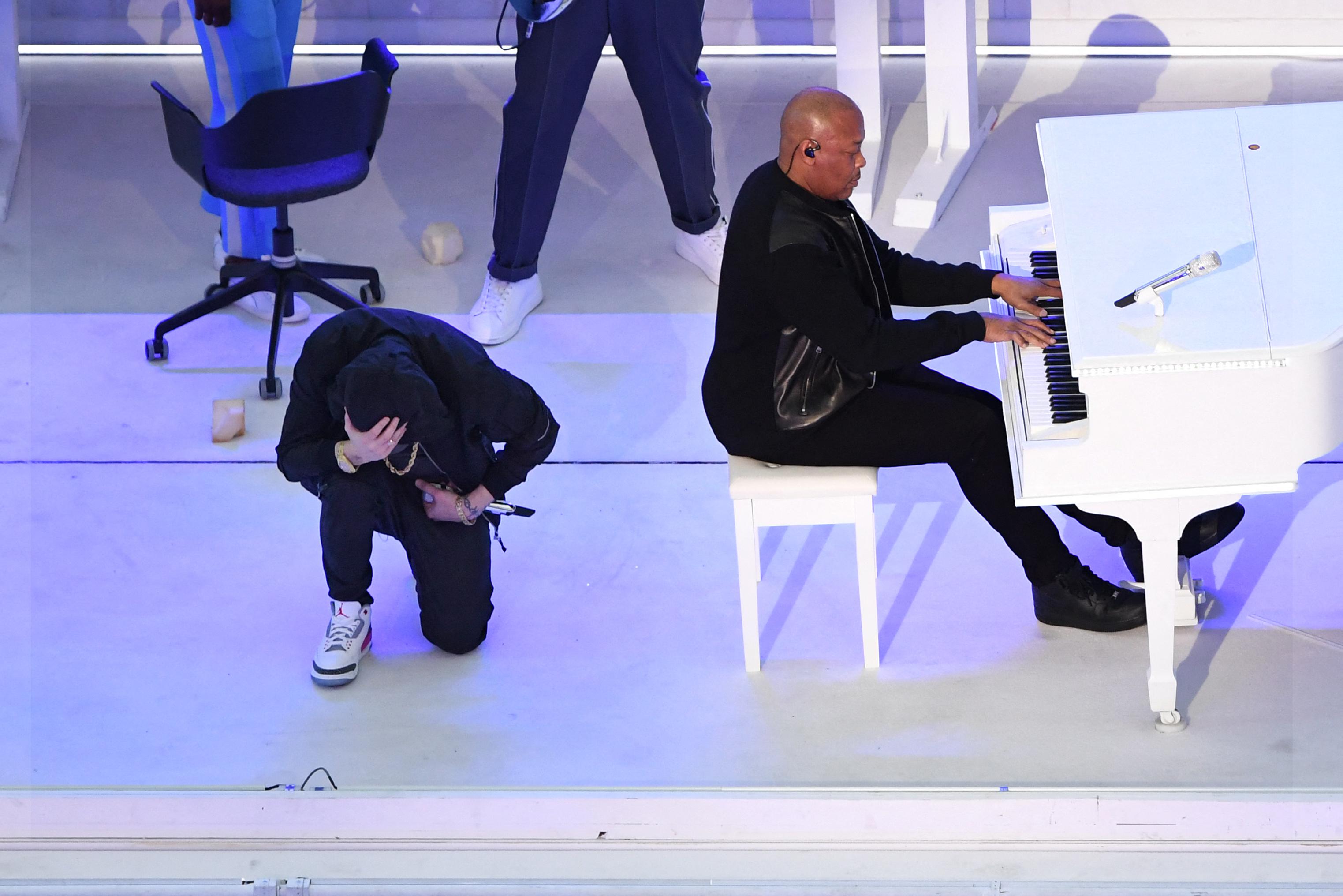 Eminem pose un genou à terre lors du concert de la mi-temps du Super Bowl 2022. [AFP - Valérie Macon]