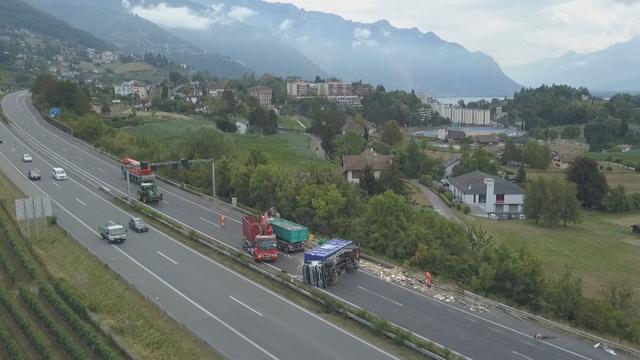 Des gros moyens ont été mobilisés pour dégager la chaussée de l'autoroute A9 après qu'un camion s'est renversé près de Vevey le 15 août 2022.