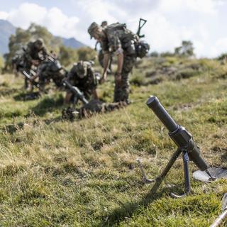Des recrues de grenadiers à l'instruction avec des mortiers, prises lors d'un exercice de l'école de recrues de grenadiers de l'armée suisse à Isone, canton du Tessin, Suisse, le 30 septembre 2013. [KEYSTONE - Gaetan Bally]