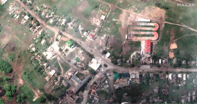 Une vue par satellite de la ville endommagée de Lyman. [Reuters - Maxar Technologies]