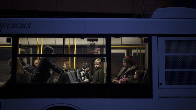 Un bus transporte des personnes déplacées de Mariupol et Berdiansk vers un centre de réfugiés à Zaporizhia, en Ukraine, vendredi 1er avril 2022. [AP Photo/KEYSTONE - Felipe Dana]