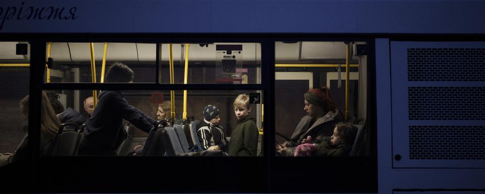 Un bus transporte des personnes déplacées de Mariupol et Berdiansk vers un centre de réfugiés à Zaporizhia, en Ukraine, vendredi 1er avril 2022. [AP Photo/KEYSTONE - Felipe Dana]