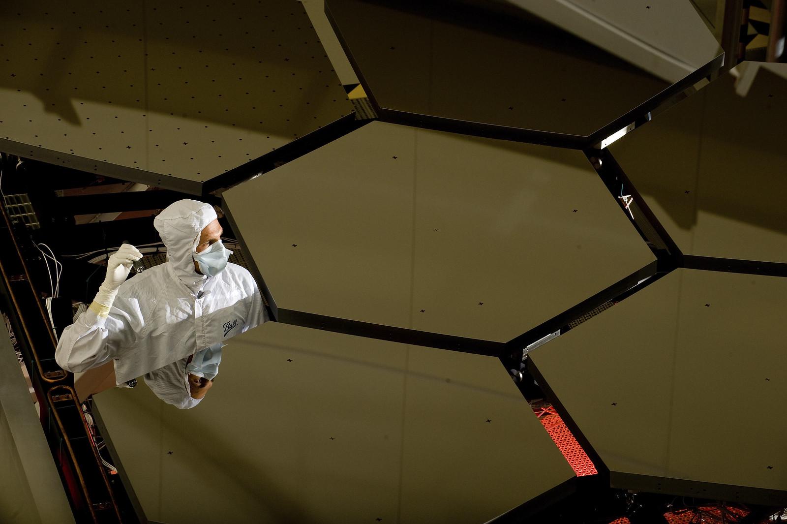 Un test cryogénique sur le miroir du James Webb Space Telescope. [NASA - DAVID HIGGINBOTHAM]