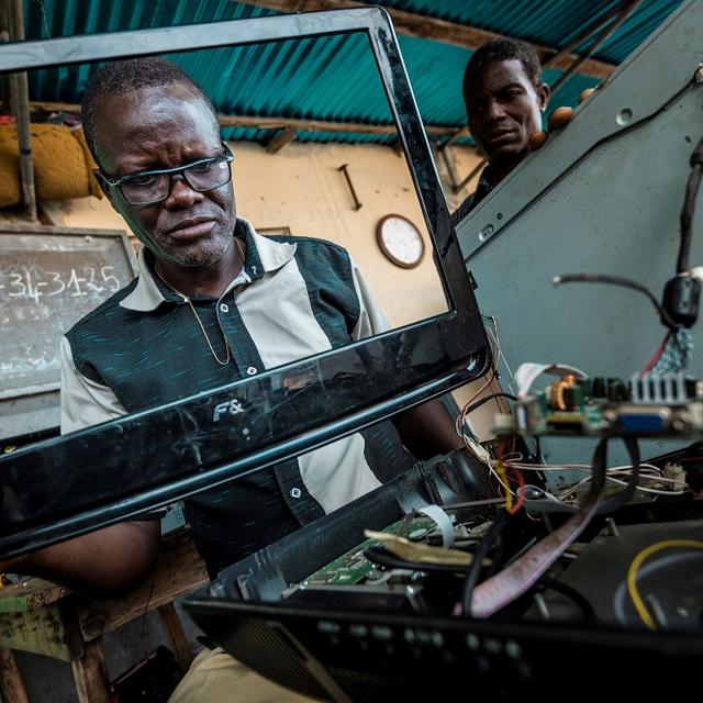 Les Pays industrialisés continuent dʹexporter leurs déchets vers des pays en développement pour échapper à leur recyclage extrêmement couteux, principalement vers lʹAsie et lʹAfrique de lʹouest. Ici reportage au Bénin. [DR - Samuel Turpin]