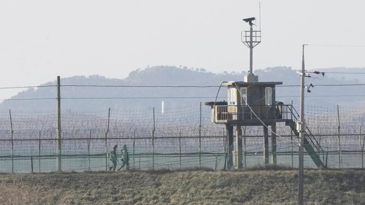 Des soldats patrouillent près de la frontière ultra-sécurisée entre les deux Corée, le 2 janvier 2022. [AP/Keystone - Ahn Young-joon]