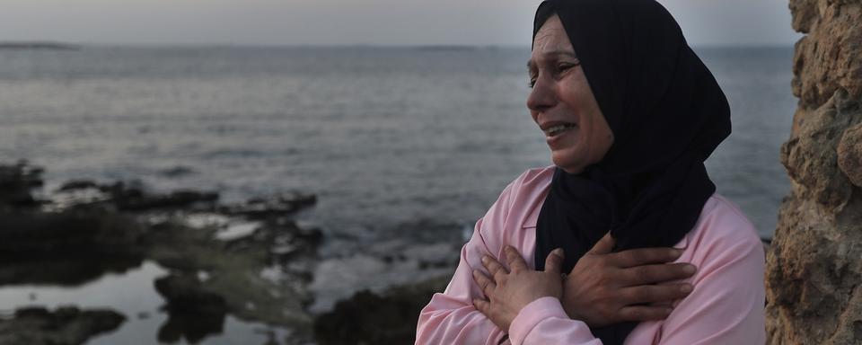 Une femme libanaise s'inquiète de la disparition de son fils en mer lors d'une tentative de rejoindre l'île de Chypre par bateau. [Keystone/AP Photo - Hussein Malla]