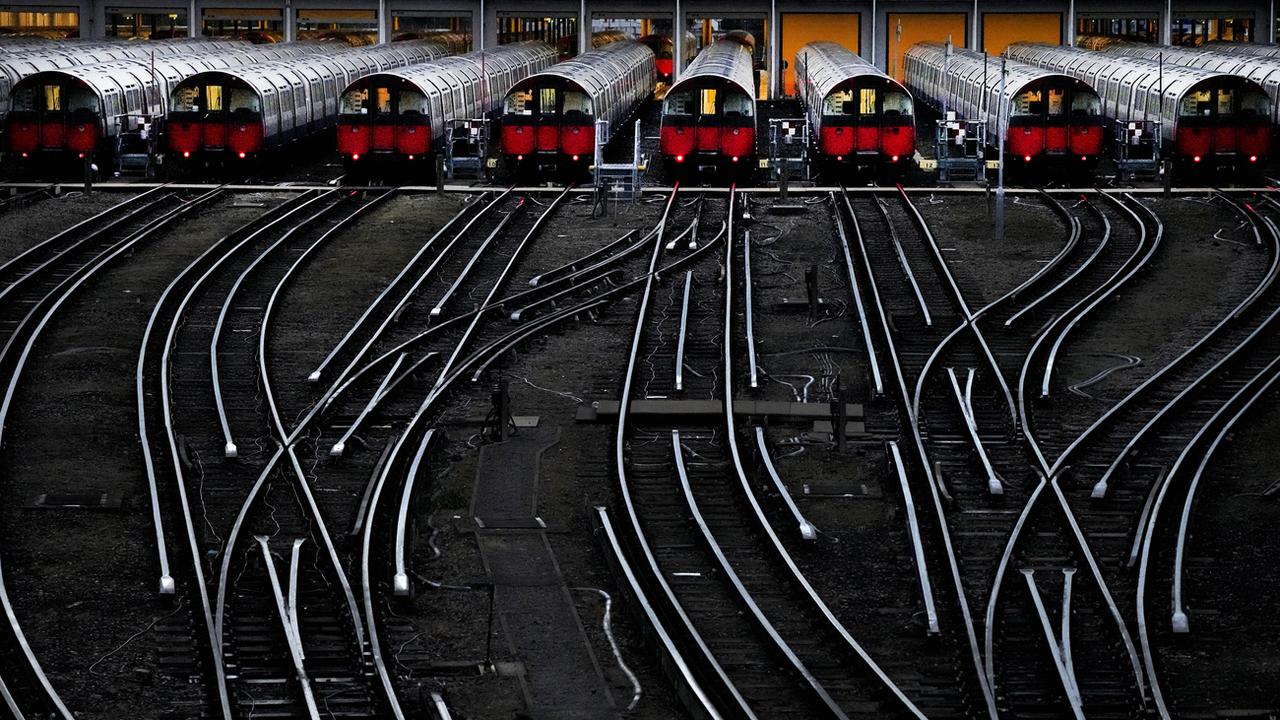 Des métros en gare à Londres le 19 août 2022. [AP/Keystone - Frank Augstein]