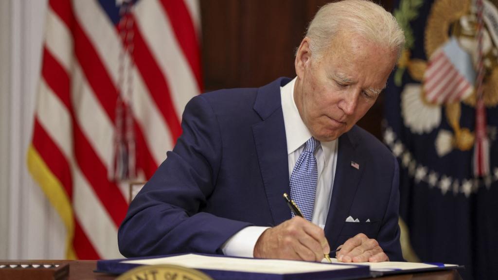 Joe Biden signe la loi pour réguler les armes à feu [AFP - Tasos Katopodis]