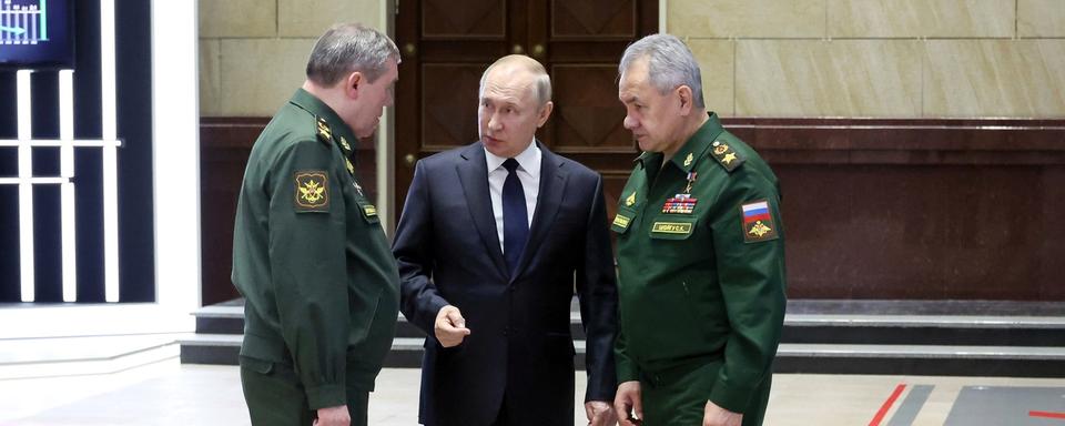 De gauche à droite, Valery Gerasimov, Vladimir Poutine et Sergei Shoigu. [Keystone/Sputnik - Mikhail Klimentyev]