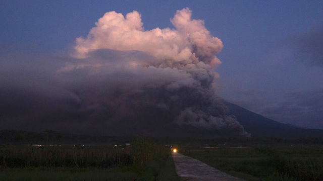 Le mont Semeru en éruption sur l'île indonésienne de Java, 04.12.2022. [AFP - Agus Harianto]