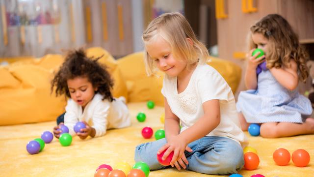 Enfants qui jouent à la crèche. [Depositphotos - AllaSerebrina]