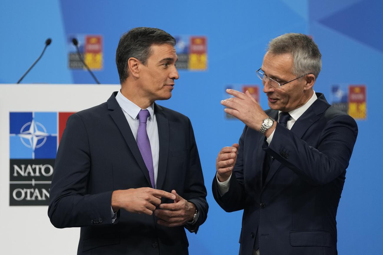 Le Premier ministre espagnol Pedro Sanchez (à gauche) et le secrétaire général de l'Otan Jens Stoltenberg, le 28 juin 2022 à Madrid. [KEYSTONE - MANU FERNANDEZ]
