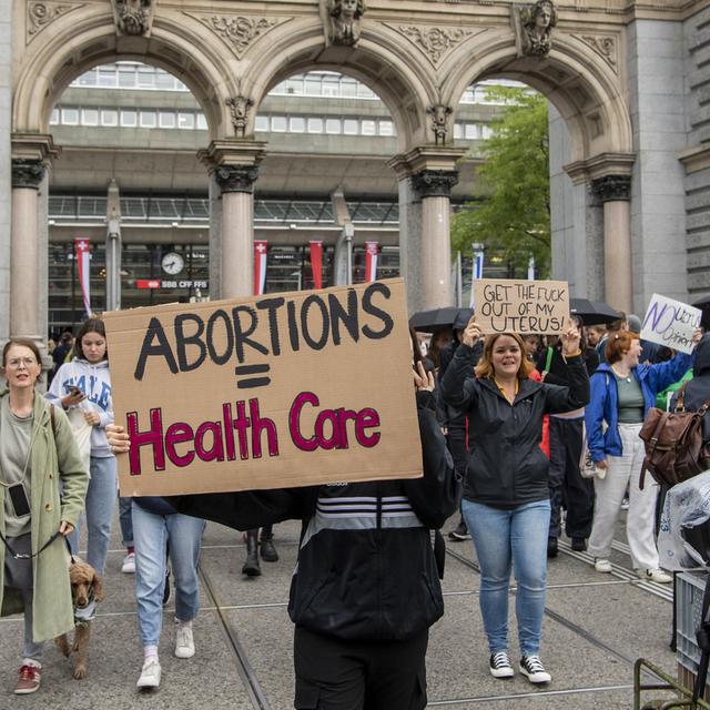 Manifestation en faveur du droit à l'avortement à Lucerne, le 28 juin 2022. [Keystone - Urs Flueeler]