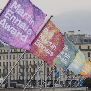 Des drapeaux du Prix Martin Ennals sur le Pont du Mont-Blanc à Genève. [Keystone - Martial Trezzini]