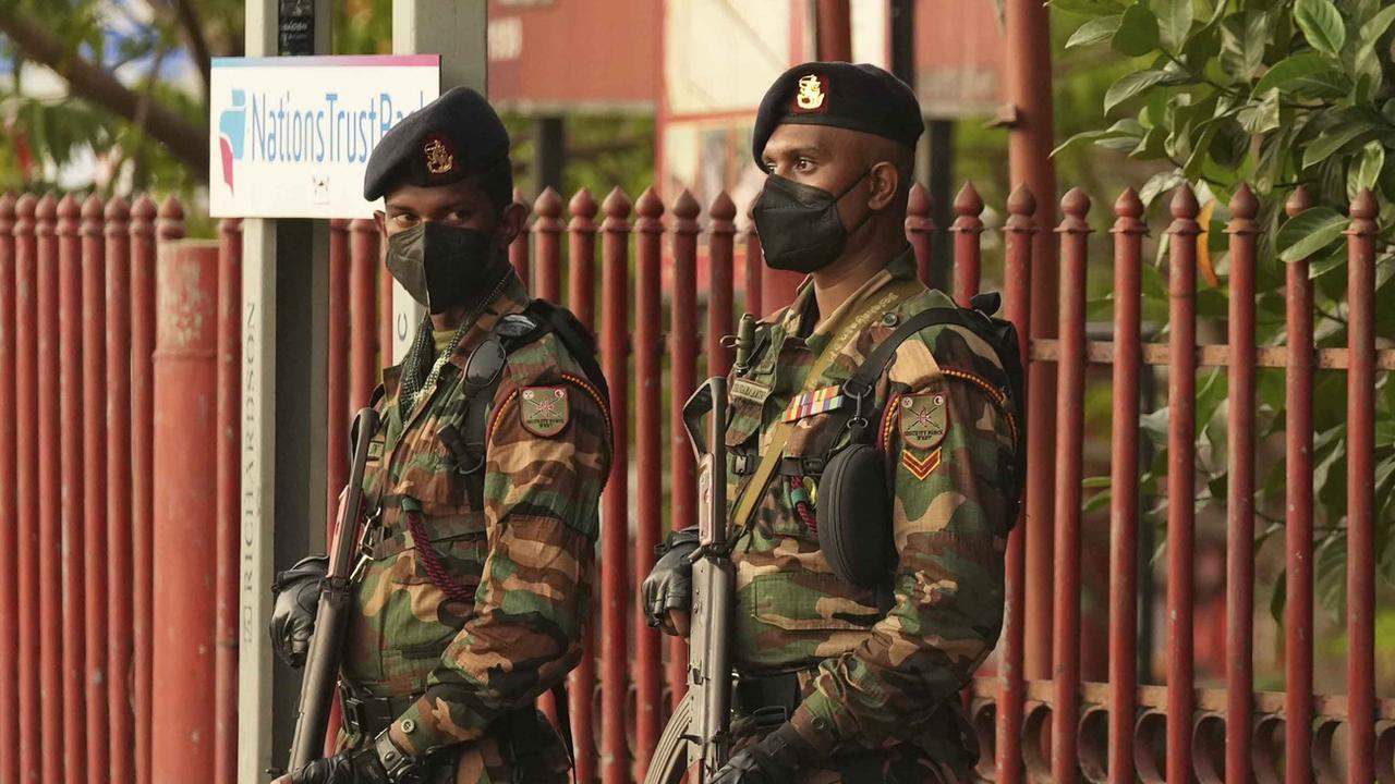 Des soldats et policiers armés ont bloqué dimanche à Colombo plusieurs dizaines de députés d'opposition qui manifestaient malgré le couvre-feu. [keystone - Eranga Jayawardena]