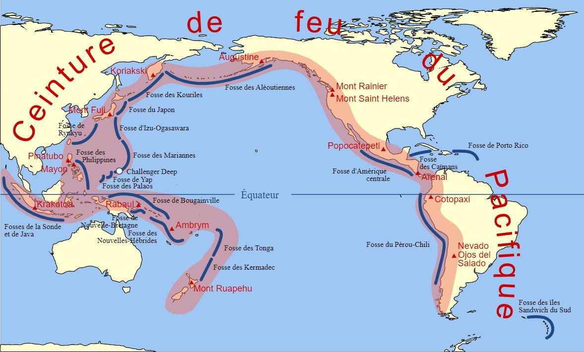 La ceinture de feu du Pacifique (en rouge) correspondant aux régions de forte densité de volcans. Les traits bleus représentent les fosses océaniques. [CC wikimedia - Rémih]