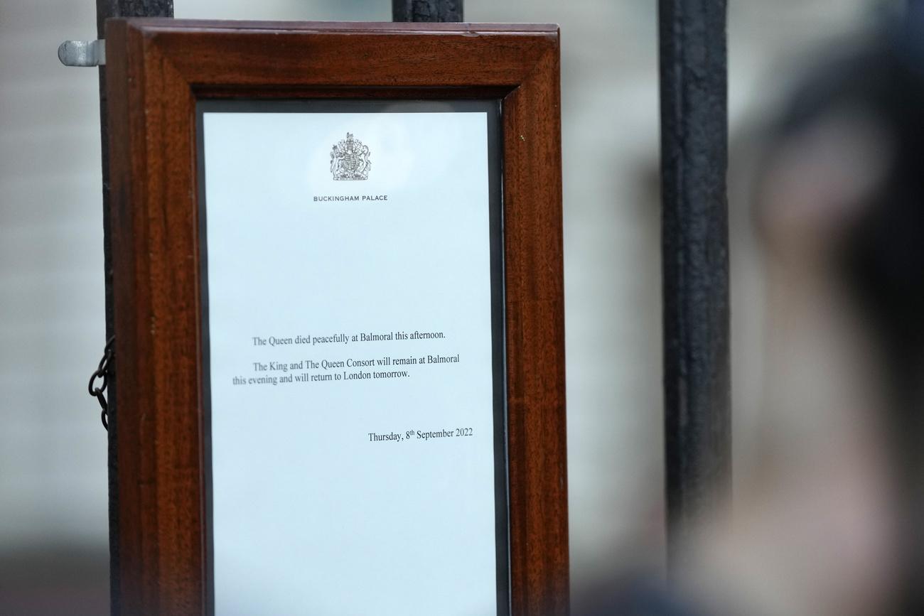L'annonce officielle du décès d'Elizabeth II devant le palais de Buckingham, le 8 septembre 2022. [Keystone - AP Photo/Frank Augstein]