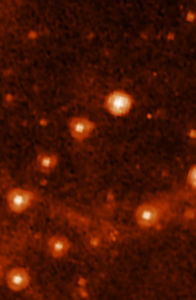 Comparaison entre une image prise par le télescope spatial Spitzer et le James Webb, au même endroit de l'Univers. [NASA/ESA/CSA - STScI]