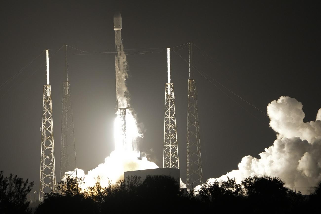La fusée Falcon 9 de SpaceX, comprenant un alunisseur japonais, au moment de son décollage de la station spatiale américaine de Cap Canaveral, en Floride, dimanche 11 décembre 2022. [KEYSTONE - John Raoux / AP Photo]