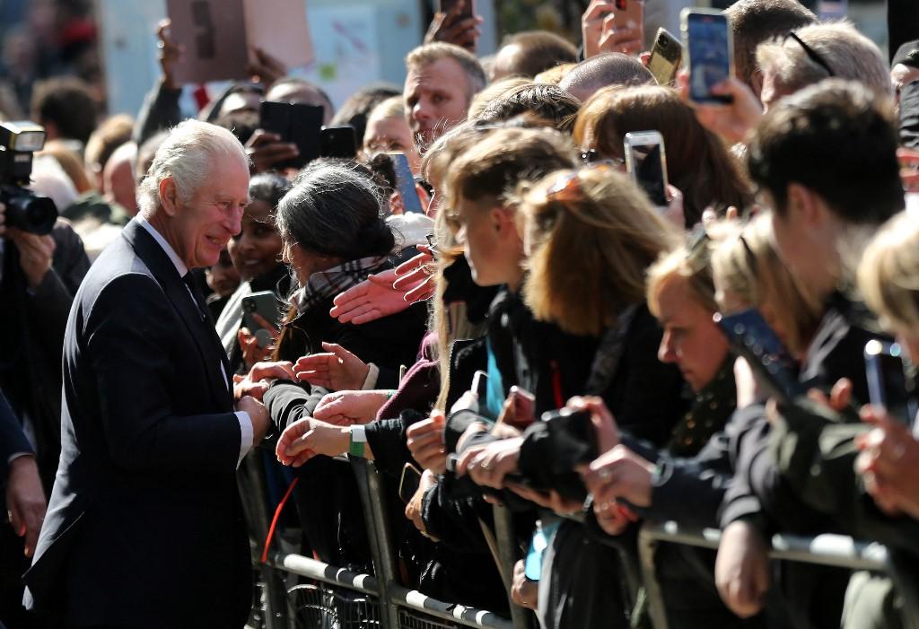 Le roi Charles III s'entretient avec le public qui fait la queue pour rendre hommage à la reine Elizabeth II, enterrée au Palais de Westminster de Londres, le 17 septembre 2022. [AFP - Isabel Infantes]