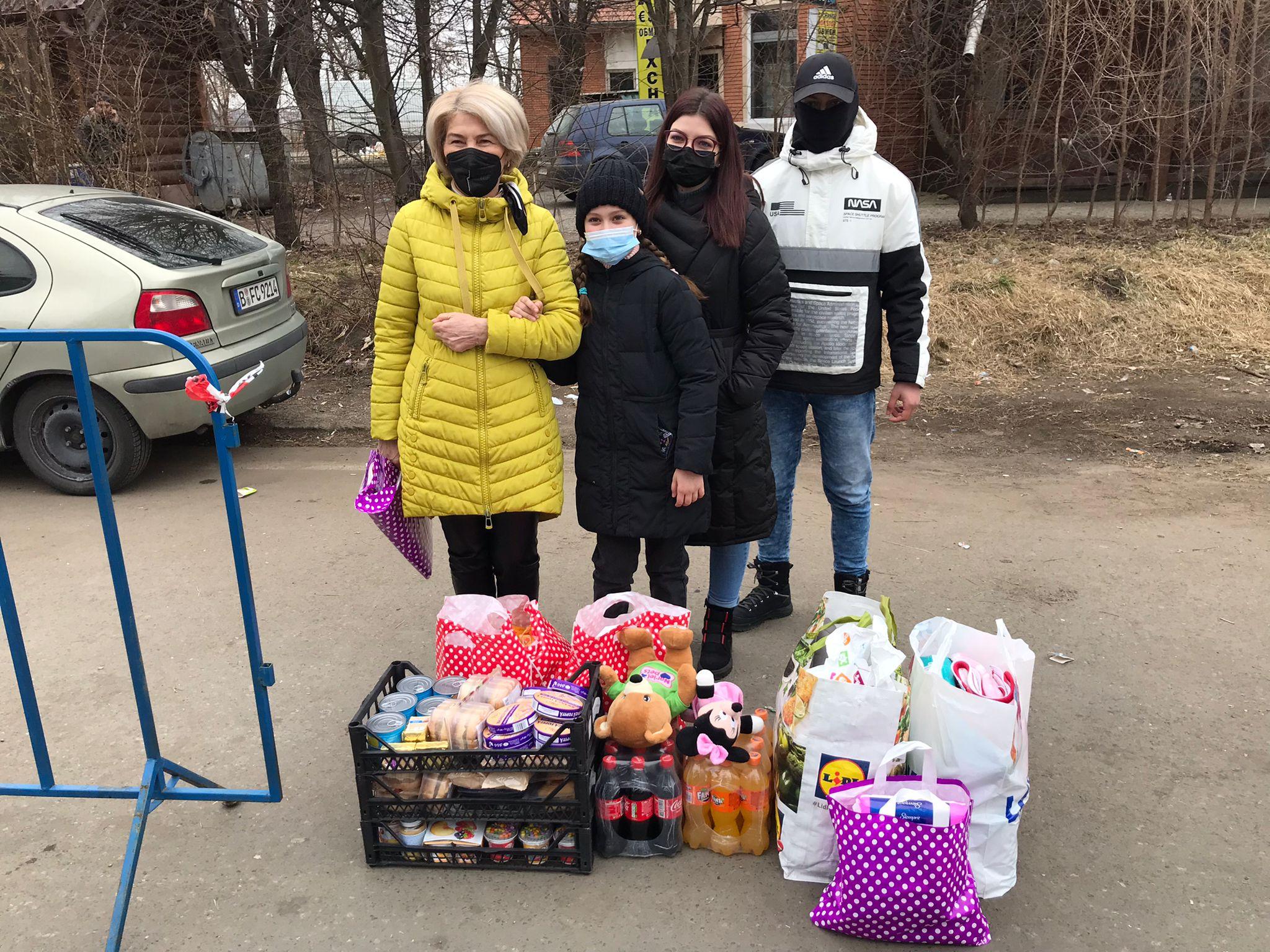 Des familles roumaines viennent amener du matériel aux réfugiés ukrainiens. [RTS - Cédric Guigon]