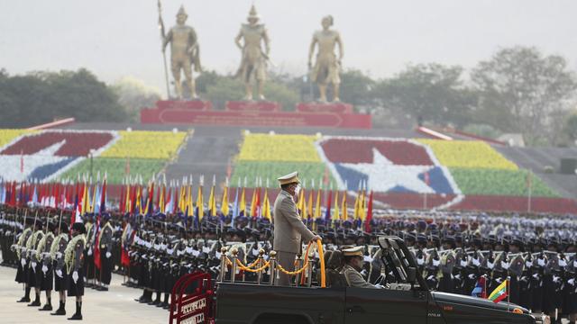 Le défilé sur les gigantesques artères de Naypyidaw, 27.03.2022. [AP/Keystone - Aung Shine Oo]