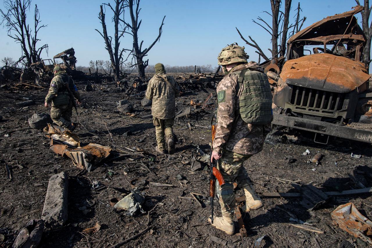 Des membres de l'armée ukrainienne à Trostianets. [Reuters - Iryna Rybakova/Press service of the Ukrainian Ground Forces]