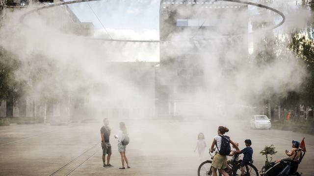 Un brumisateur géant a été installé sur une place de Zurich. [Keystone - Michael Buholzer]