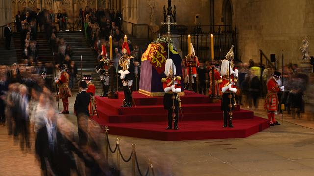 A Londres, patience et larmes pour un dernier salut à Elizabeth II. [AFP - BEN STANSALL]