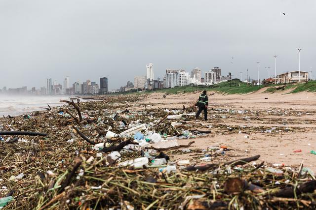 A Durban, la plage du Blue Lagoon a été recouverte de détritus. [AFP - Rajesh Jantilal]