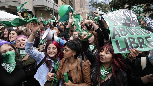 Les Colombiennes fêtent leur victoire dans les rues de Bogota, après la dépénalisation par la cour constitutionnelle de l'avortement jusqu'à 6 mois de gestation. [Fernando Vergara]