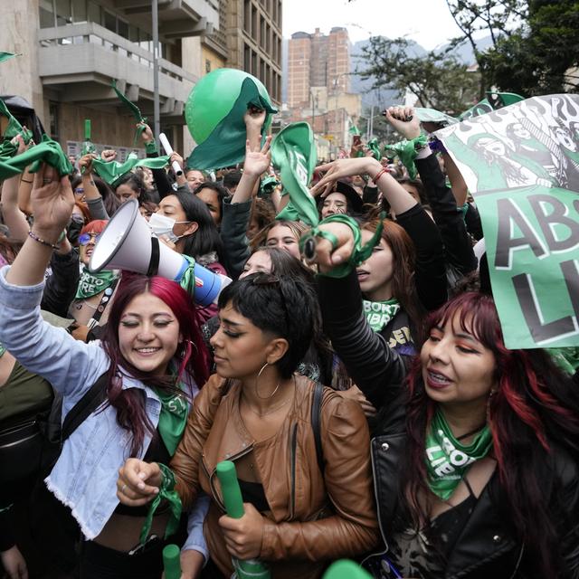 Les Colombiennes fêtent leur victoire dans les rues de Bogota, après la dépénalisation par la cour constitutionnelle de l'avortement jusqu'à 6 mois de gestation. [Fernando Vergara]