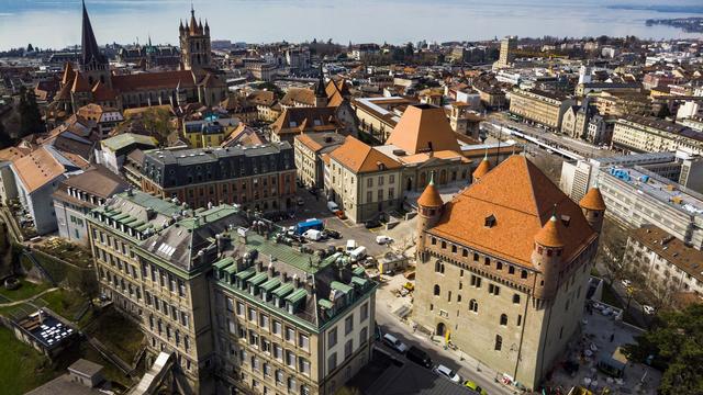 Le Château cantonal Saint-Maire (au premier plan) et le Parlement vaudois. [Keystone - Valentin Flauraud]