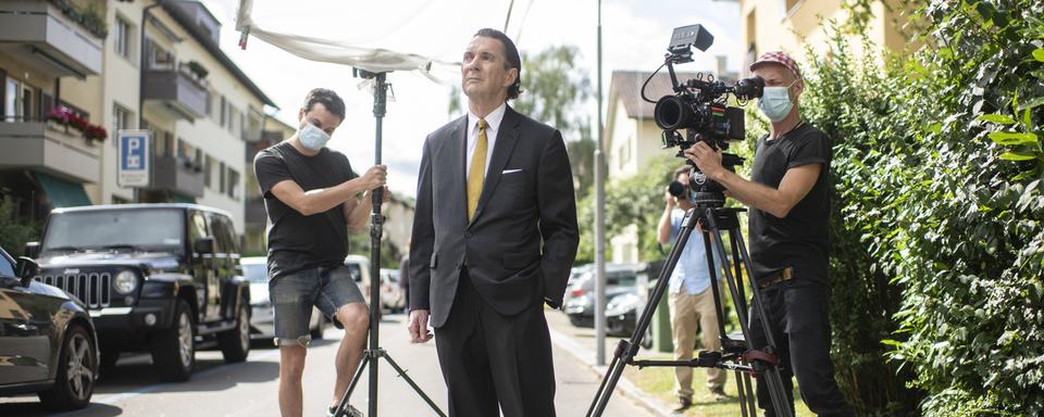 L'auteur alémanique Martin Suter pendant le tournage du film d'André Schäfer "Tout sur Martin Suter sauf la vérité" le 6 juillet 2020 à Zurich. [Keystone - Ennio Leanza]