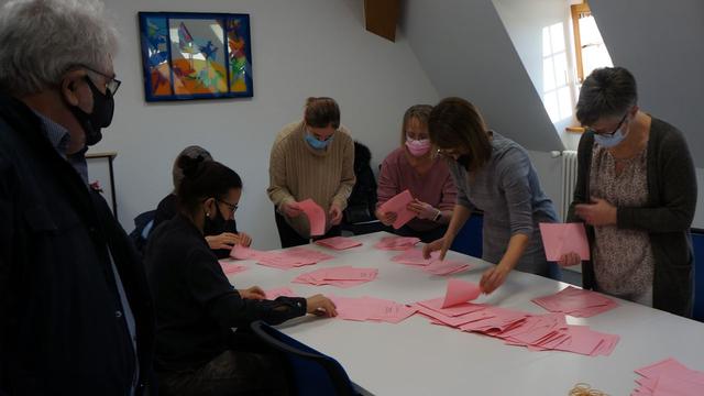 Début du dépouillement pour les élections communales à Moutier. [RTS - Gaël Klein]