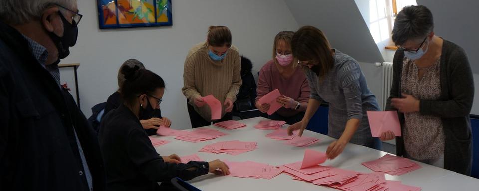 Début du dépouillement pour les élections communales à Moutier. [RTS - Gaël Klein]