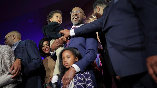 Le sénateur Raphael Warnock fête sa victoire avec sa famille et ses partisans à Atlanta, le 6 décembre 2022. [Reuters - Carlos Barria]