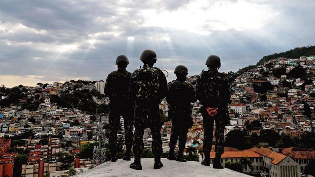 Membres des forces armées brésiliennes et de la police sur une colline surplombant une partie de la favela Morro da Mineira dans le quartier de Catumbi, Rio de Janeiro, Brésil, le 27 octobre 2017. [EPA/EFE/Keystone - Marcelo Sayao]