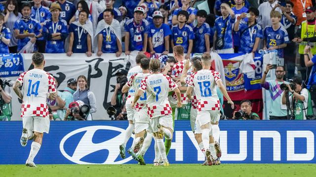 Sous le regard des supporters japonais, les Croates sont en joie et peuvent ensevelir leur portier Dominik Livakovic, brillant dans la séance de tirs au but. [Imago Images]