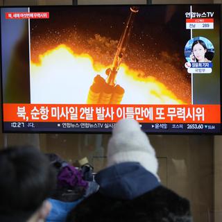 Une télévision montrant le lancement du missile de la Corée du Nord. [AP Photo/Keystone - Lee Jin-man]