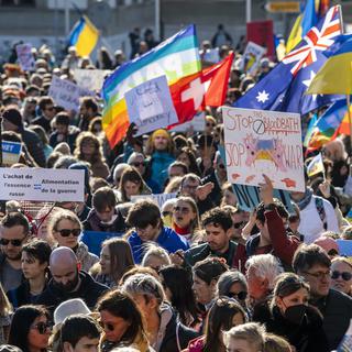Des manifestants prennent part à une manifestation contre l'invasion de l'Ukraine par la Russie à Genève, en Suisse, le samedi 5 mars 2022. [KEYSTONE - Martial Trezzini]