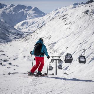 Un skieur sur les pistes d'Andermatt. [Keystone - Urs Flueeler]