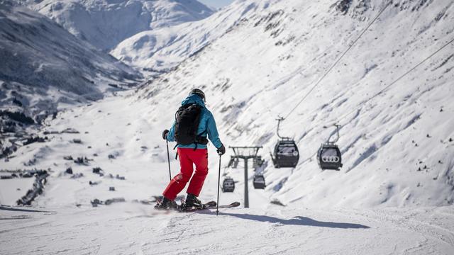 Un skieur sur les pistes d'Andermatt. [Keystone - Urs Flueeler]