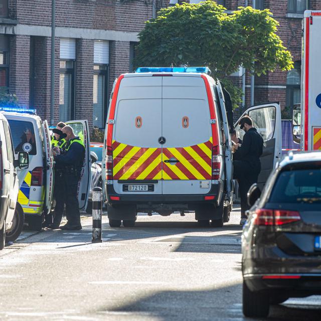 La police d'Anvers sur les lieux de la fusillade, lors de laquelle un homme est décédé. [AFP - JONAS ROOSENS]